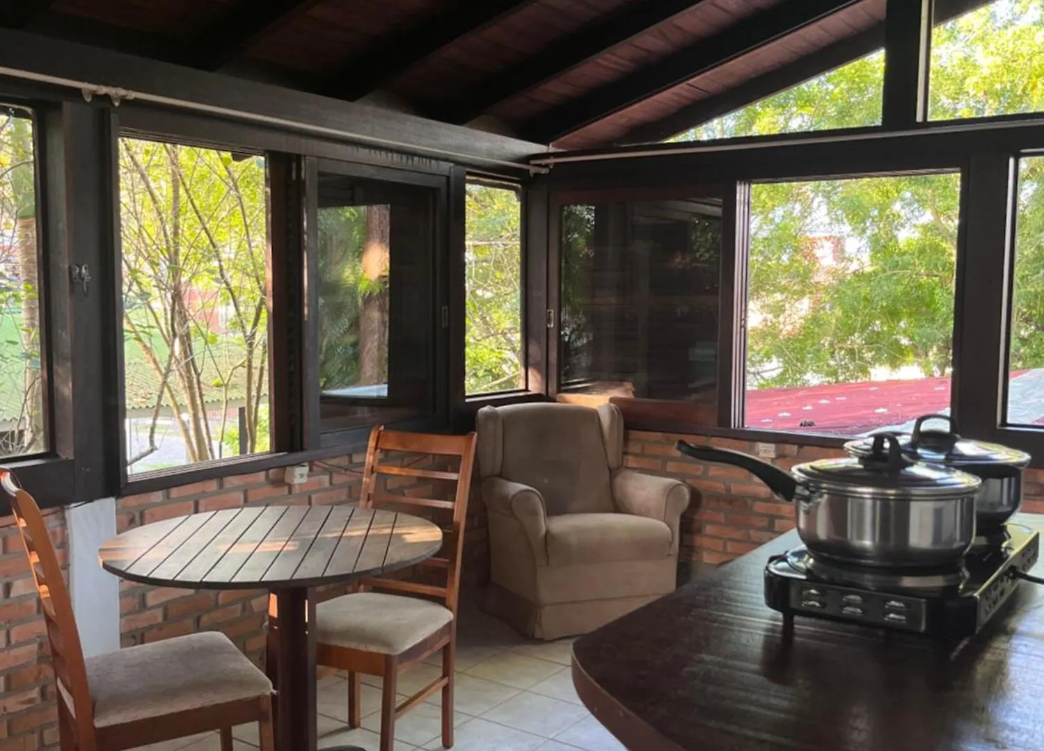 Espaco Com Apartamentos Rusticos Em Terreno Arborizado, Vaga De Garagem, Ar Condicionado, Wifi Florianópolis