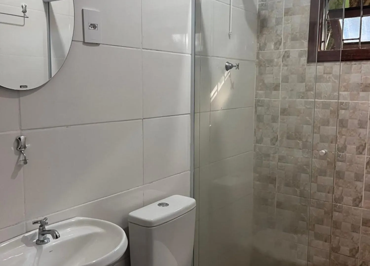 Espaco Com Apartamentos Rusticos Em Terreno Arborizado, Vaga De Garagem, Ar Condicionado, Wifi Florianópolis